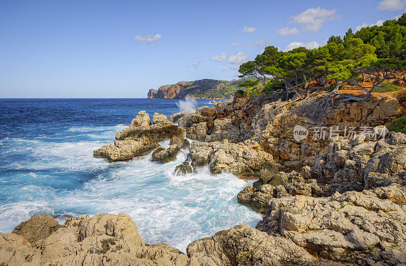 西班牙巴利阿里群岛马略卡岛/西班牙西北部，Soller和Valldemossa之间的Cala Deia附近的岩石海岸线